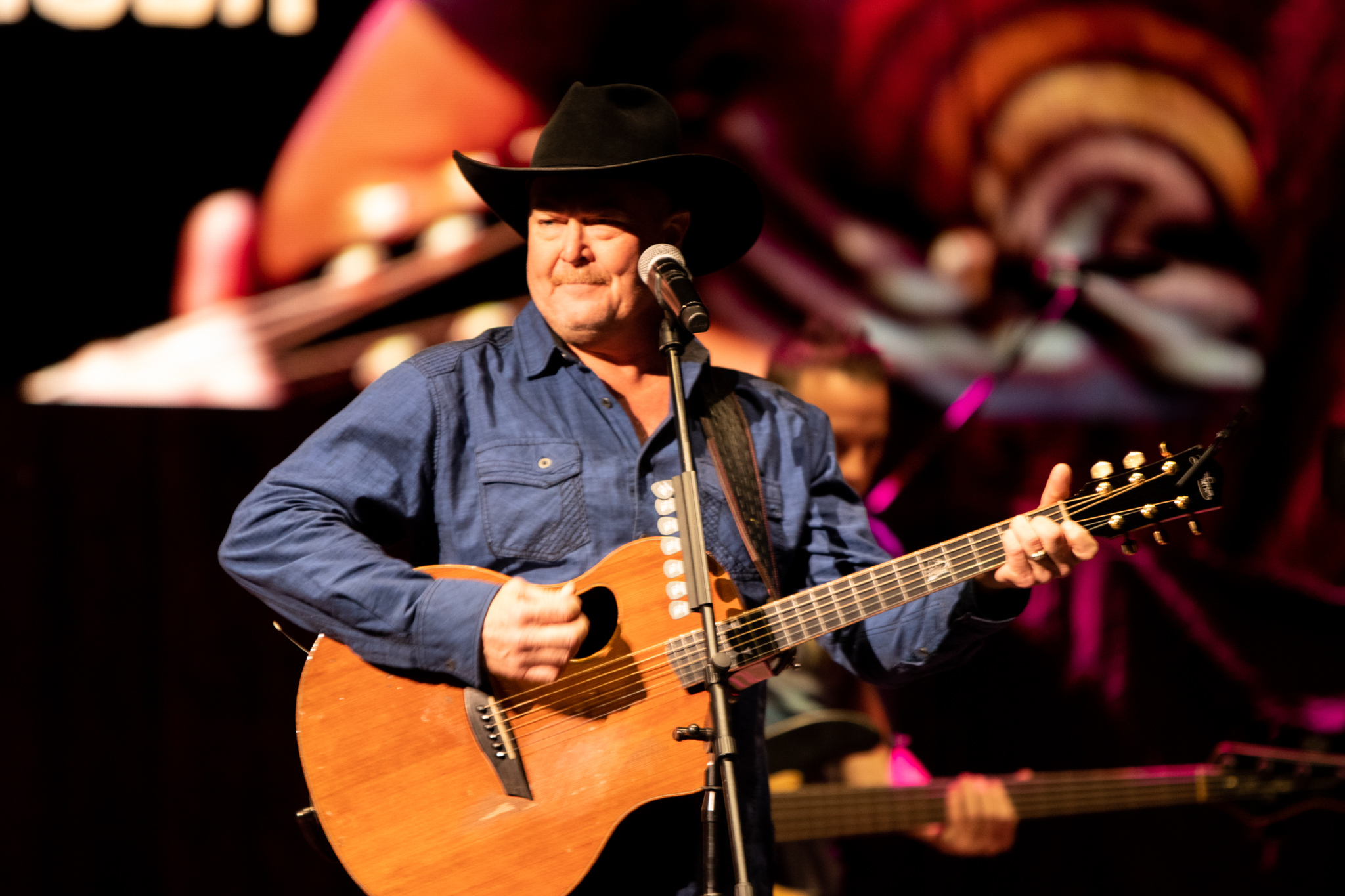 COUNTRY MUSIC ICON TRACY LAWRENCE ROLLS THROUGH THE WOLSTEIN CENTER IN CLEVELAND, OHIO